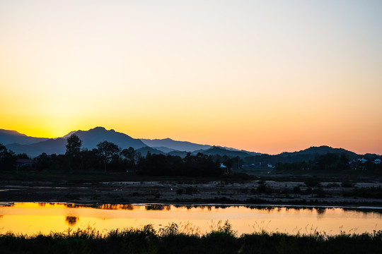 湖面夕阳