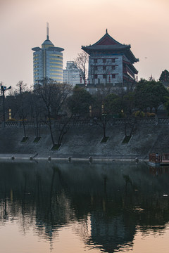 夕阳中的西安城墙护城河