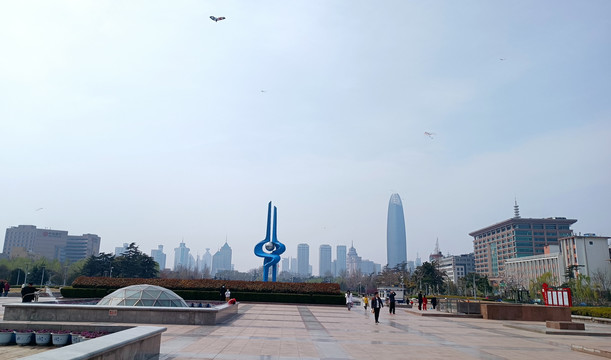 济南泉城广场放风筝