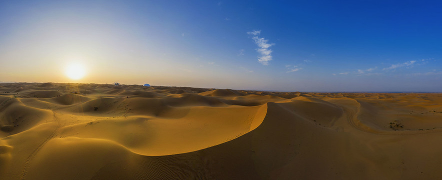 宽幅日落腾格里沙漠全景图