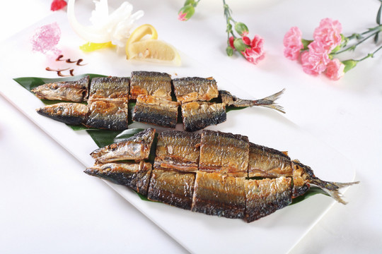 日式碳烤秋刀鱼