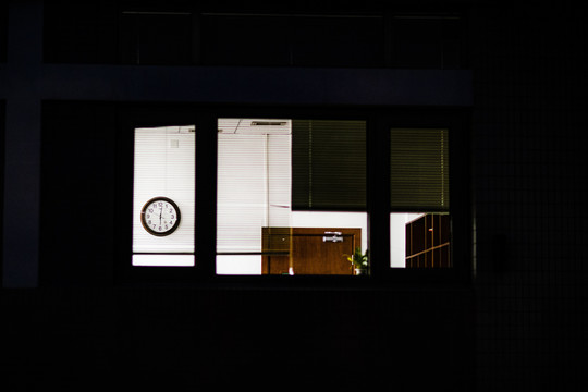 凌晨学校办公室窗口的灯光