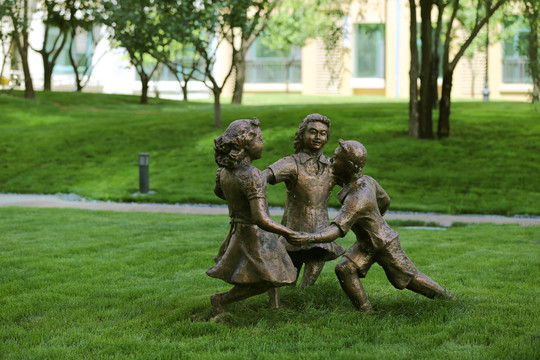 快乐的儿童铜像雕塑