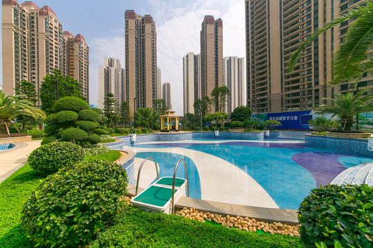 住宅小区里的露天泳池