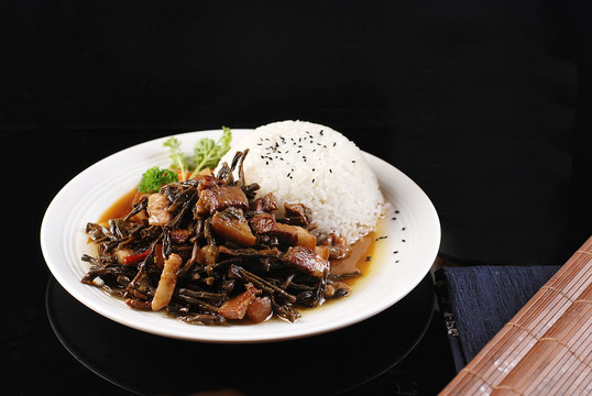 干豆角烧肉饭