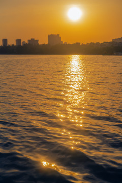 夕阳下的水面湖水建筑群