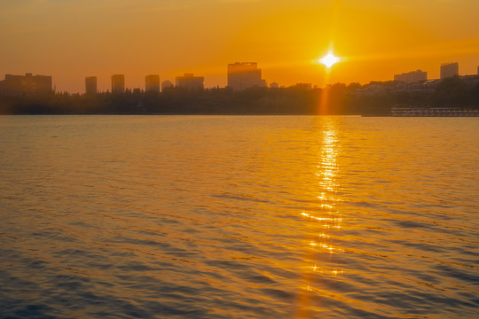 夕阳下的水面湖水建筑群