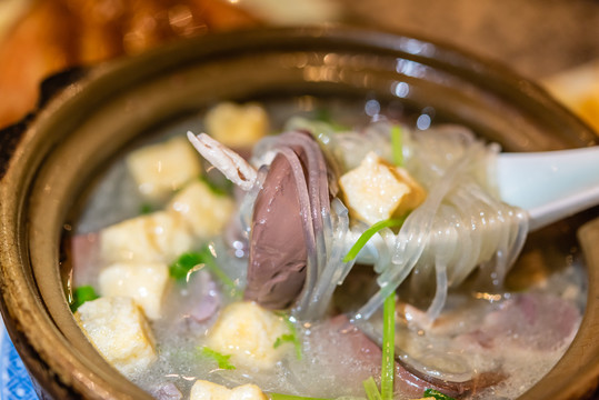 一罐中国南京的鸭血粉丝汤
