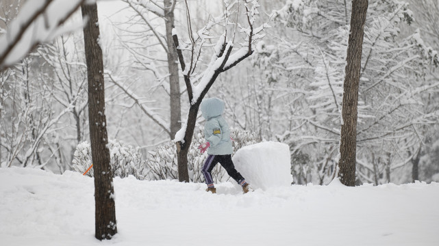 小孩在雪中行走背景