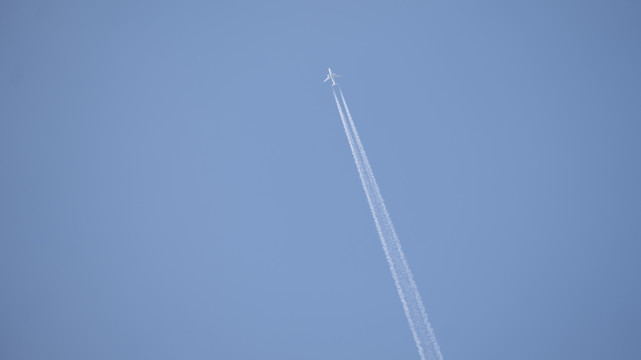 蓝天上的飞机拉线