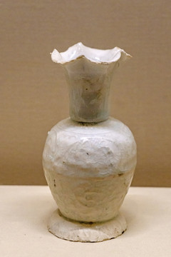 南宋德化窑青白釉长颈瓶