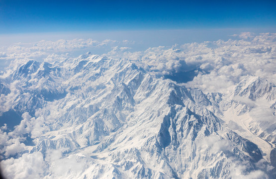飞机上航拍拉萨附近连绵雪山