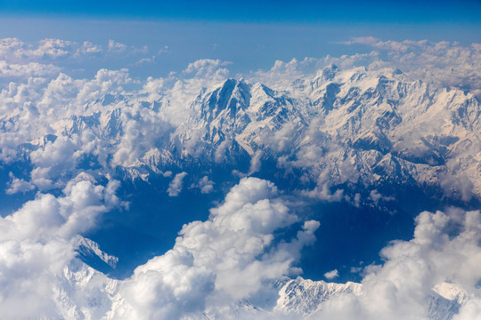 飞机上航拍西藏连绵雪山