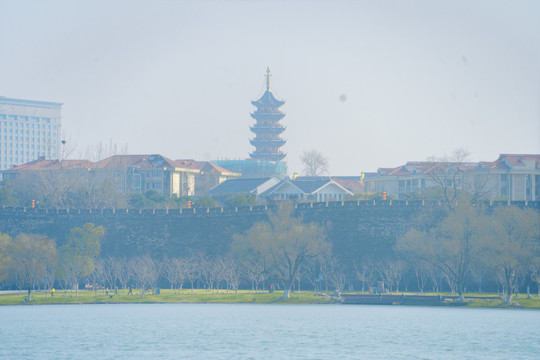 城市湖水