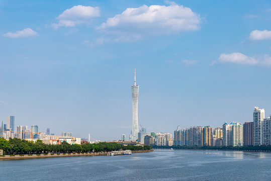 蓝天白云下的珠江河与广州塔
