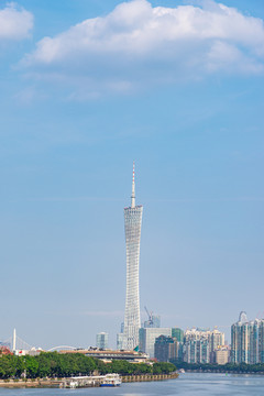 蓝天白云下的广州塔