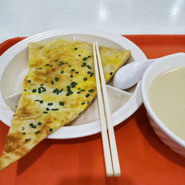 食堂的鸡蛋煎饼和豆浆早餐