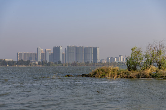 城市与湖泊