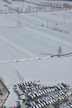 雪后的田野和汽车