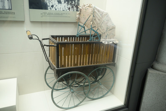 老式婴儿车