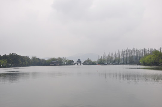 雨中的杭州西湖风景