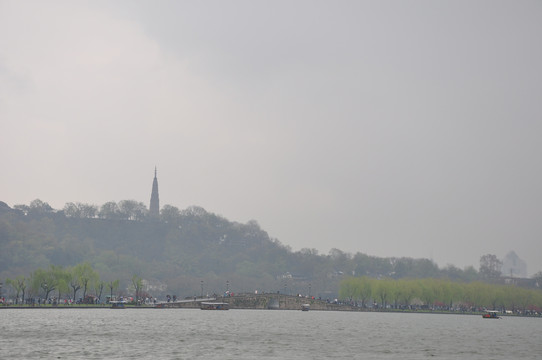 坐船观赏杭州西湖