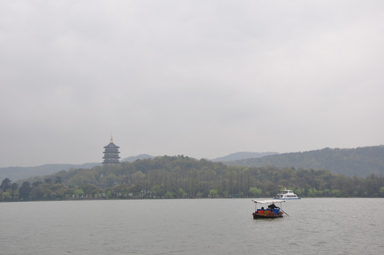 杭州西湖上远观雷峰塔