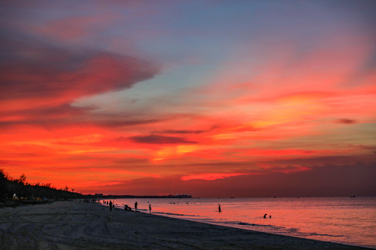 夕阳下的桂林洋海滩