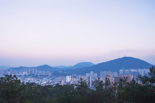 山与城傍晚风景