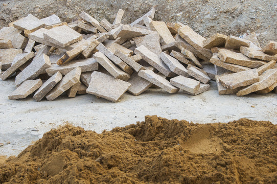 工地建筑材料石块和沙子