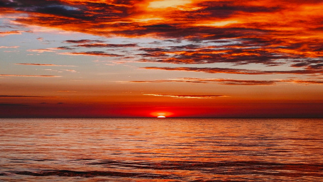 海上落日火烧云美景