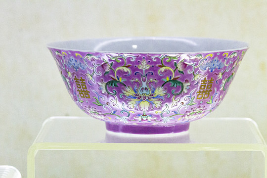 粉彩缠枝莲纹喜字瓷碗