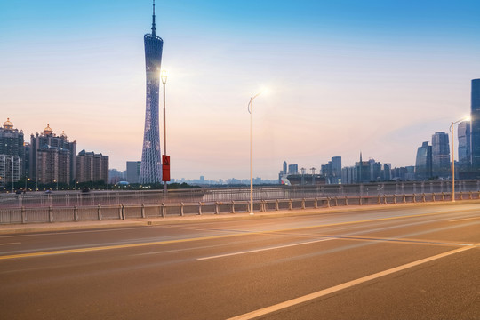 广州城市天际线和高速公路夜景