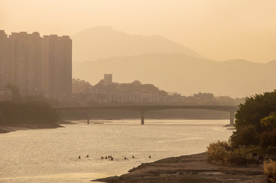 城市河流黄昏风景