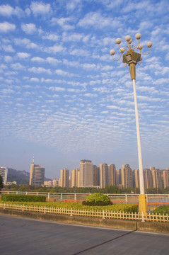 小城天空楼房风景