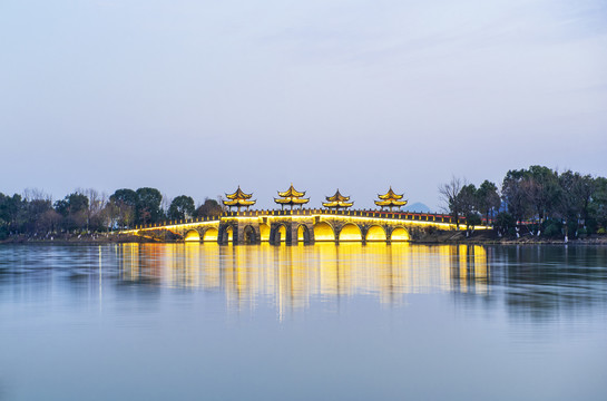 杭州湘湖四亭桥夜景