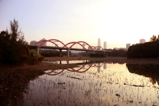 深圳洪湖公园夕阳彩虹桥