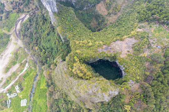 桂林灵川穿岩五江寨天坑