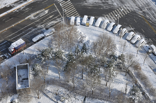 俯拍雪后街景