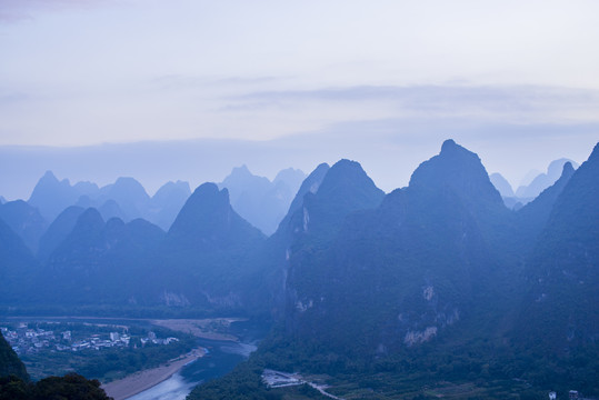 群山远山河流