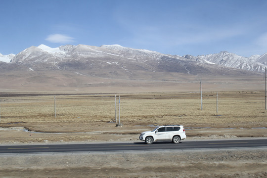 雪山道路汽车