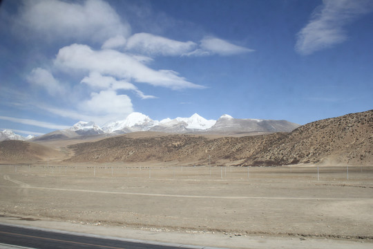 蓝天雪山