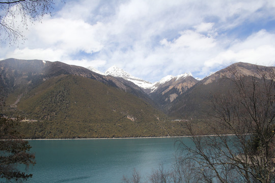 雪山湖泊