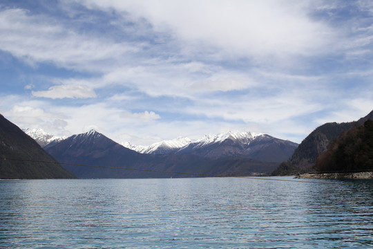 雪山湖泊