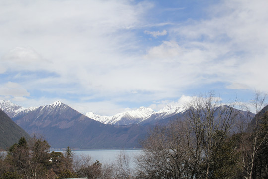 雪山湖泊