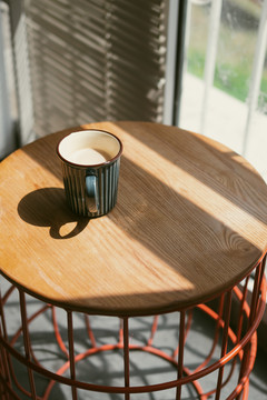 阳光照射阳台茶几摆放咖啡杯