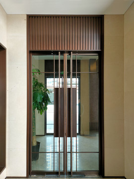 走廊的铜门