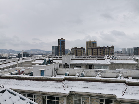 冬季屋顶下雪天