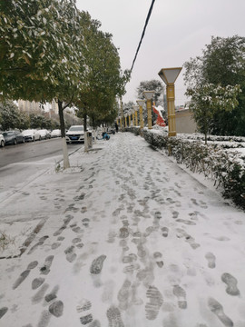 下雪天的路面脚印