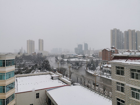城区下雪